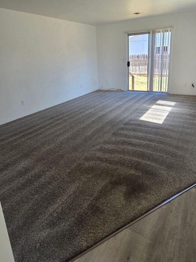 Building Photo - 3 bedroom 1 bath home for Rent in Grants Pass