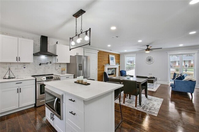 Building Photo - 3499 Fairlane Dr NW