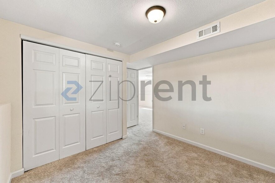 Building Photo - Unit