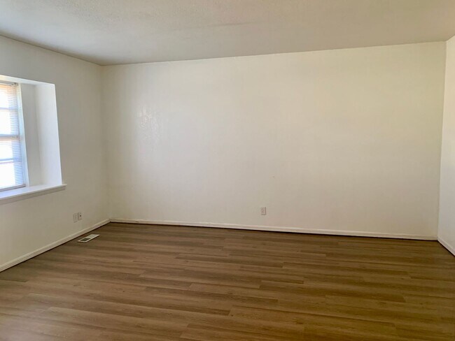 Building Photo - 3 Bed, 2 Bath Home in the Village!
