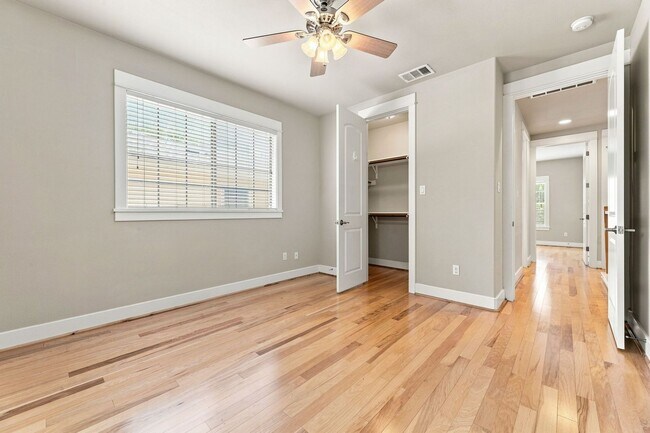 Building Photo - 305 Zennia St