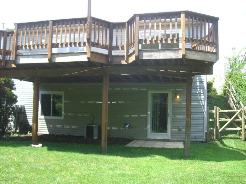 Building Photo - 722 Hilltop Ln