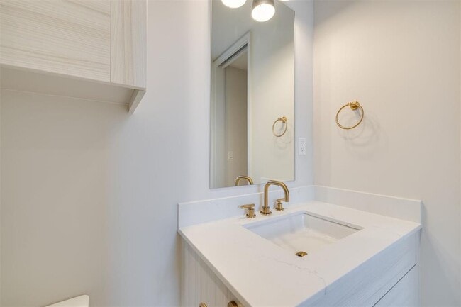 Building Photo - 1303 N Dewey Ave