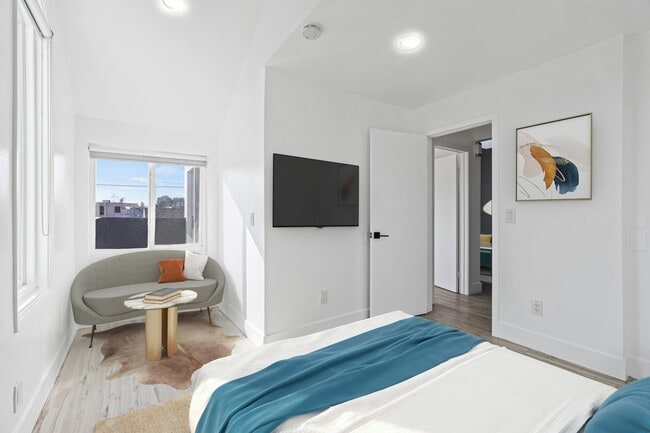 Building Photo - 850 N Van Ness Ave
