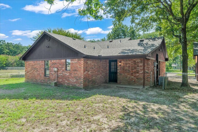 Building Photo - 910 Willow Dr