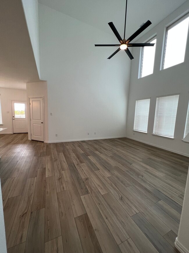 Building Photo - 1124 W Yarrow Ave