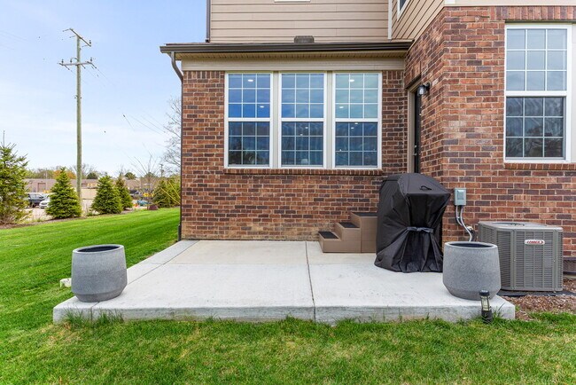 Building Photo - 1675 Addison Cir