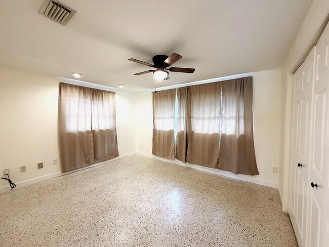 Building Photo - 3/2/1 car garage in S. Ft. Myers Off Cypress Lake!