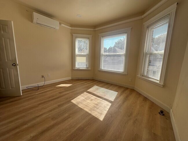 Building Photo - 127 Harrishof St