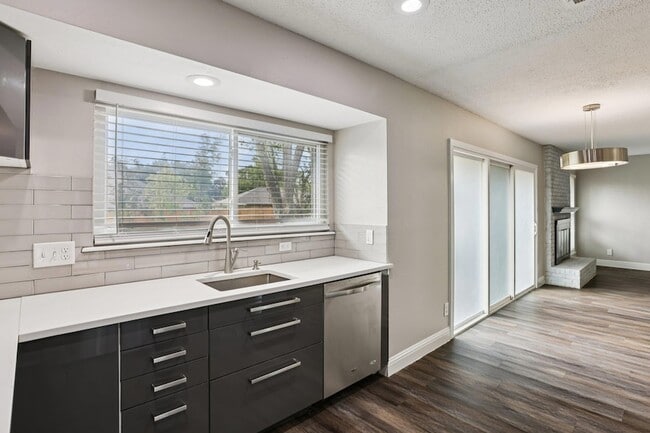 Building Photo - 5900 Gateshead Dr