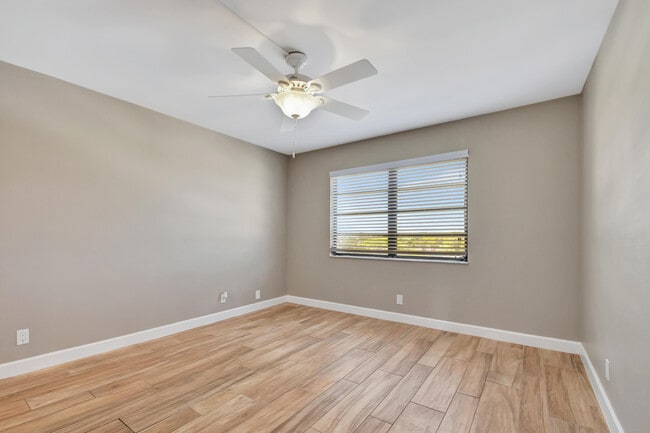 Building Photo - 4640 Lucerne Lakes Blvd W