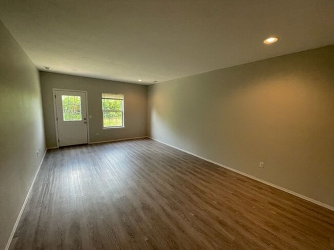 Building Photo - TOTALLY REMODELED - Ozark Walk out Basemen...