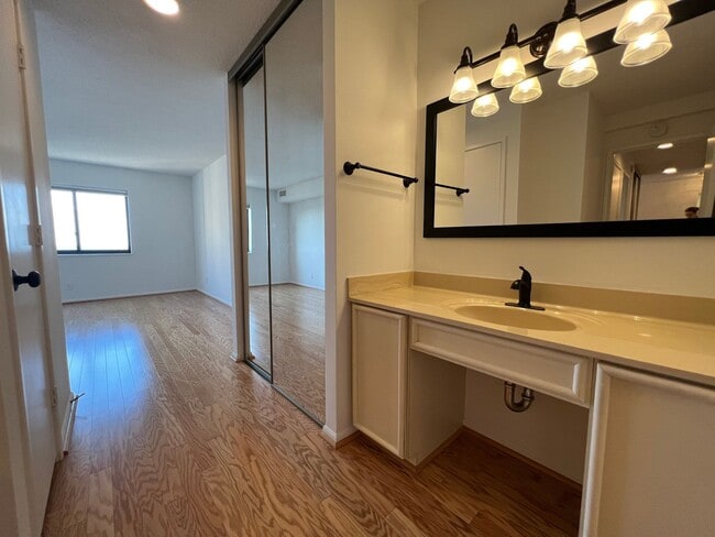 Building Photo - Luxurious 2 Bed 2 Bath Penthouse In Alta V...