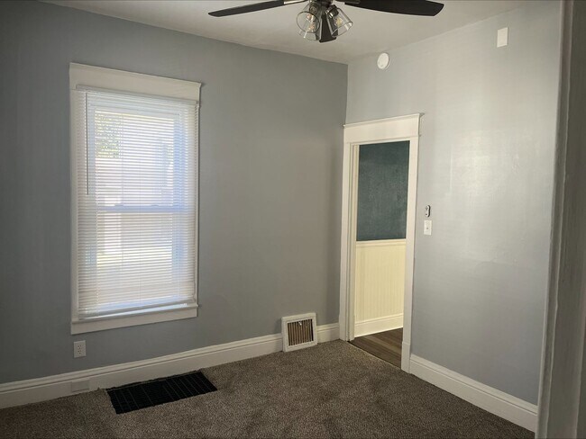Building Photo - Adorable updated home in Moline!
