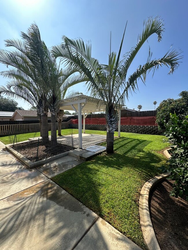 Building Photo - Beautifully landscaped 3BR/2BA house in La...