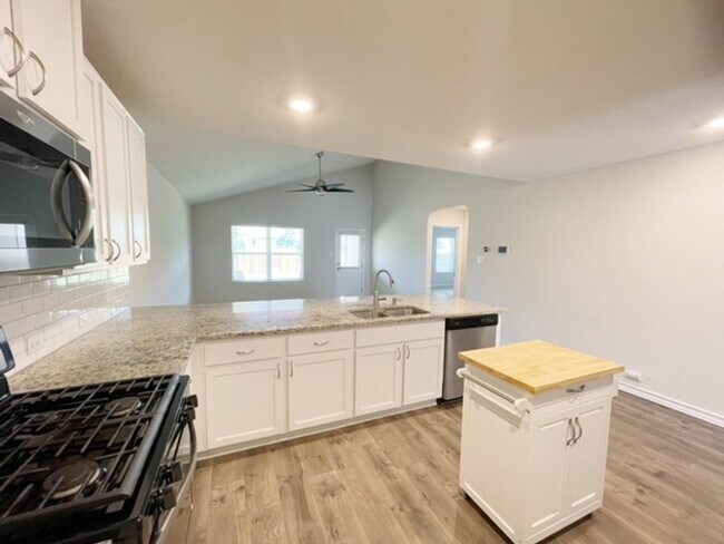 Building Photo - Come check out this well maintained 4 bedroom, 2.5 bath home in the well desired community of Lan...