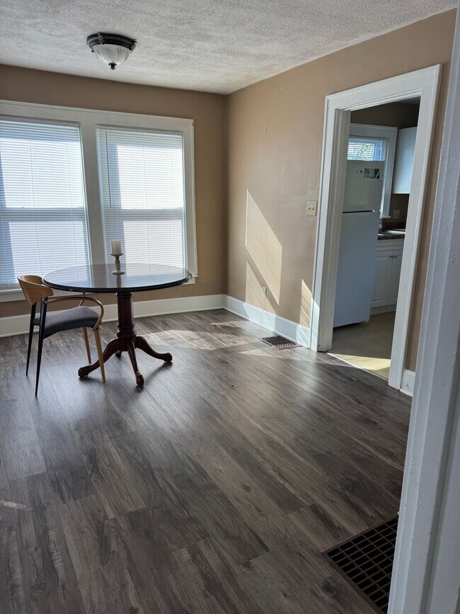 Building Photo - 2 Bedroom House Available NOW