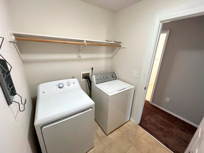 Building Photo - Elegant Arbor Townhome with Open Kitchen, W/D, Patio, and Soaking Tub