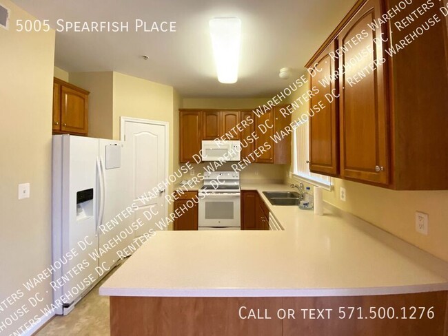 Building Photo - Fresh, Bright 4bd/2 full bath/2 half TH w/...