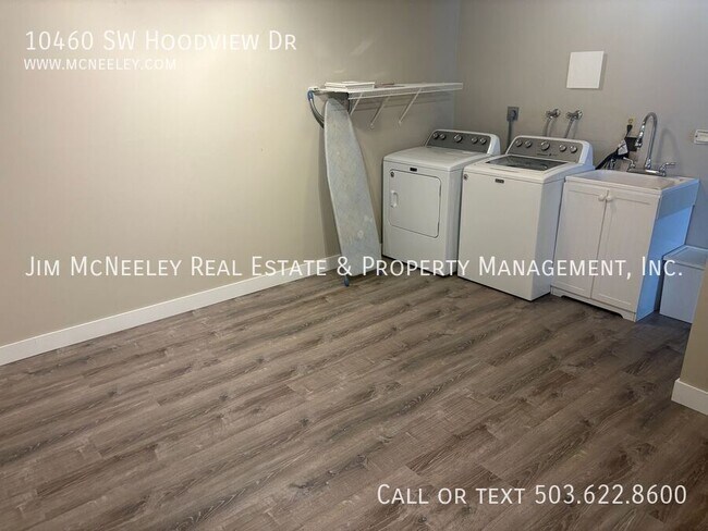 Building Photo - 10460 SW Hoodview Dr