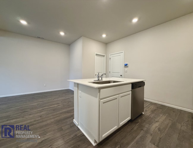Building Photo - Modern 3BR/2.5BA Townhome in Cornelius – Bonus Loft, 2-Car Garage & Move-In Ready!