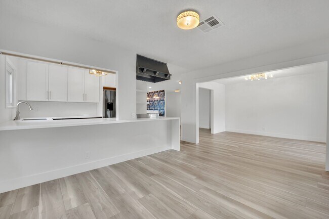 Building Photo - Mid-Century Modern Gem in Historic McNeil ...