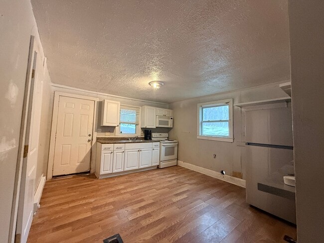 Building Photo - COMING SOON! 2 Bed House! Making it ready for you!