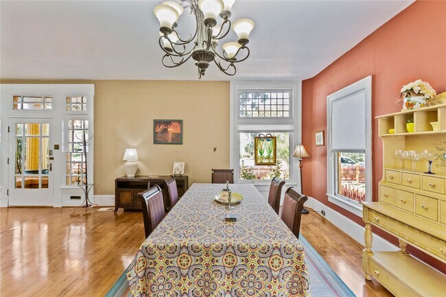 Building Photo - 2927 Bernardo De Galvez Ave