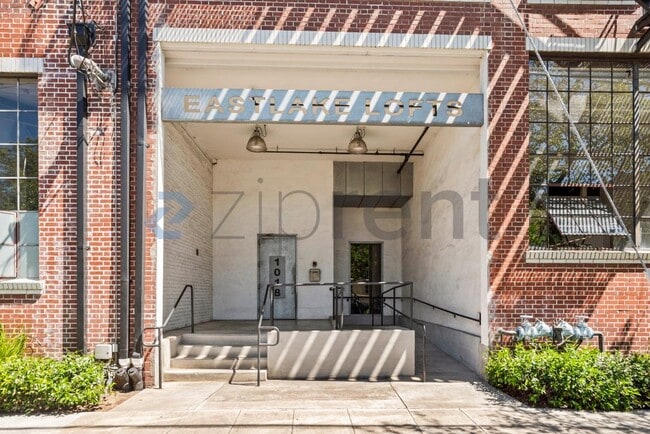 Building Photo - 1018 4th Ave