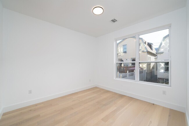 Building Photo - 649 38th St