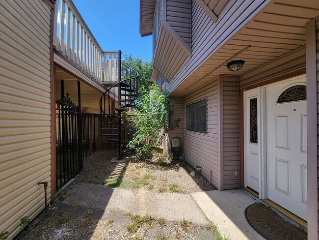 Building Photo - Quite neighborhood town home with gate, ne...