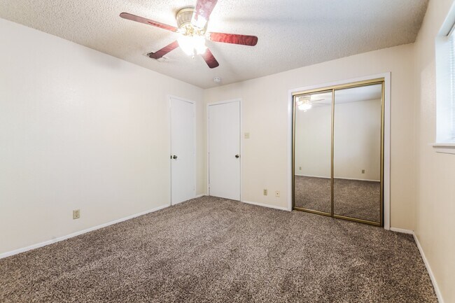 Building Photo - Charming 2BR/1BA Sherman Townhome with Private Fenced Backyard – Move-In Ready