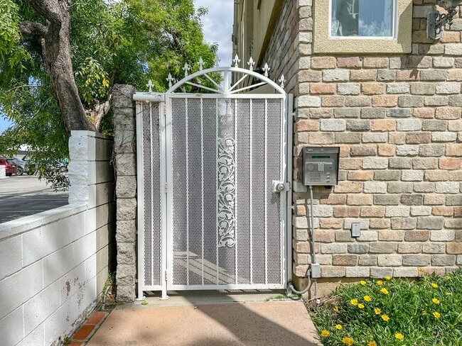 Building Photo - COMING SOON! 2 Bedroom Townhome for Rent in Glendale.