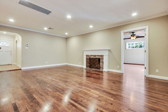 Building Photo - 5923 Jumilla Ave