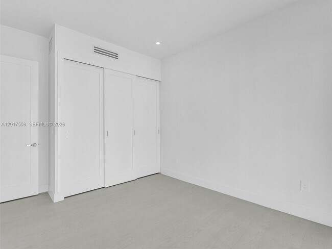 Building Photo - 4640 SW 32nd Ave