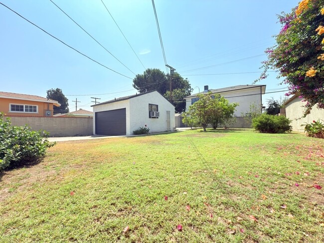 Building Photo - Bright and Spacious Two-Bedroom in Sun Valley
