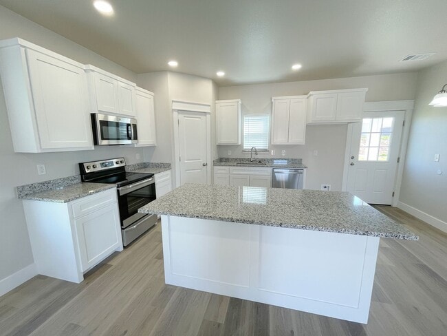 Building Photo - Stunning 2bd 1ba house in a new neighborhood