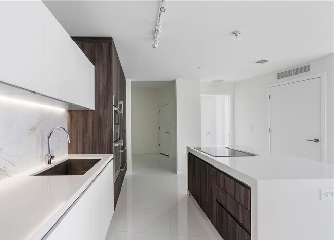 Building Photo - 851 NE 1st Ave