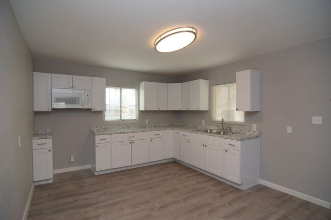 Building Photo - Remodeled 3 Bedroom 1 Bath Home! Central T...