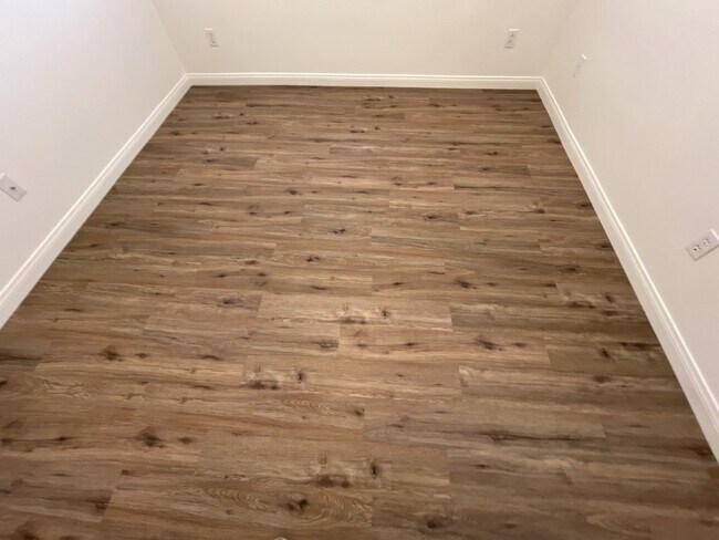 Building Photo - GET READY FOR SUMMER IN THIS BEAUTIFUL 5 BEDROM 3 BATHROOM HOME WITH A STATE OF THE ART APPLIANCE...
