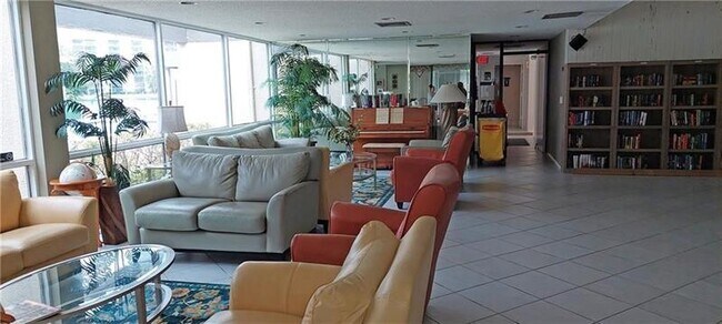 Building Photo - 2108 S Cypress Bend Dr