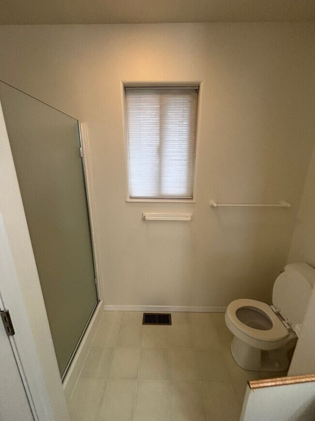 Building Photo - Spacious Pet-Friendly 3-Bedroom Duplex in Hayden