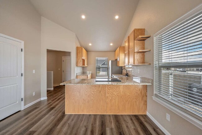 Building Photo - Like New Single Family Home!