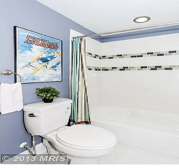 Bathroom - 2644 N Charles St