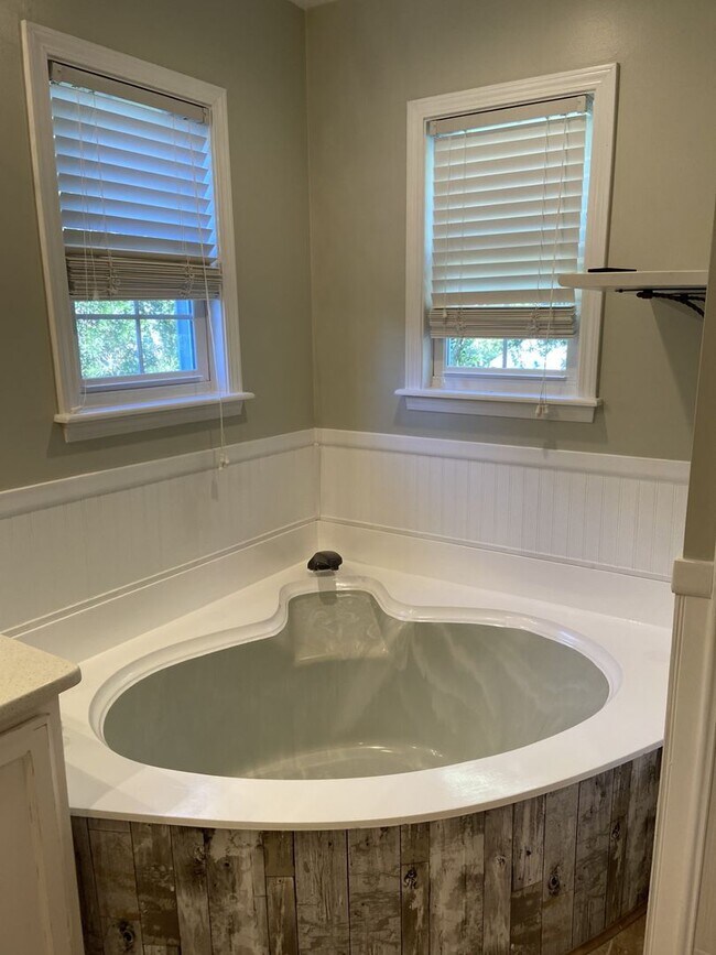 Building Photo - Beautiful home in Emerald Isle.