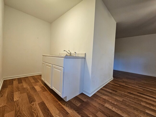 Building Photo - 3 Bedroom, 2 bath w/ detached 1 bed/ 1 bath Mother in law suite.  A MUST SEE!!