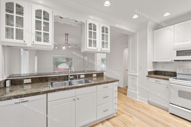 Building Photo - Beautiful North Portland Home —3- Bedrooms, Garage, Fenced Yard & Bonus Space