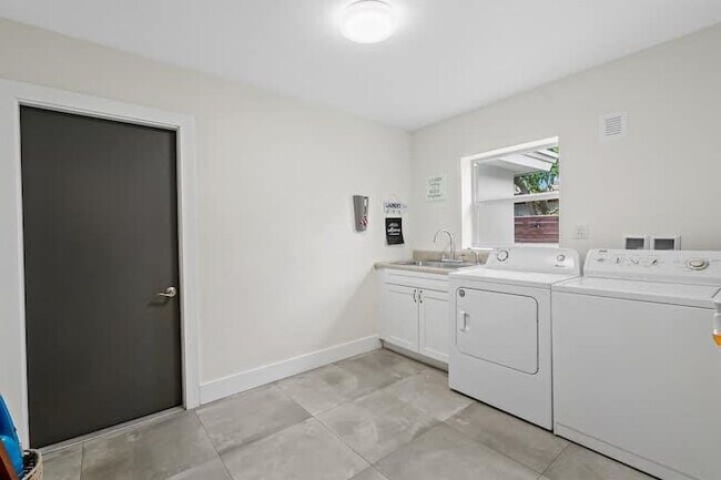 Building Photo - 1949 Windward Dr