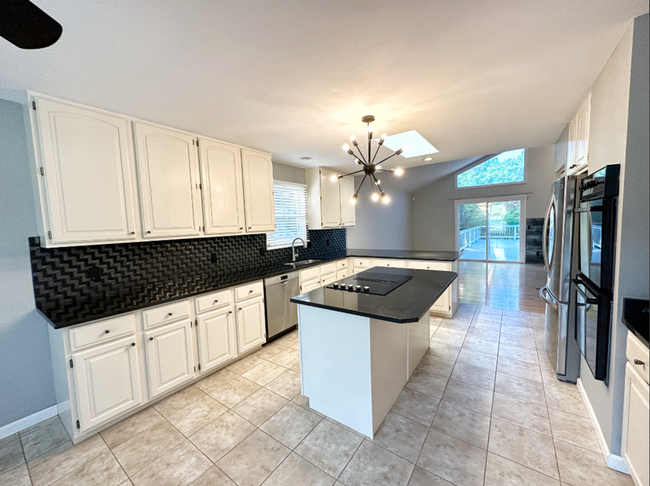 Building Photo - Elegant 4-Bedroom Home in Beautiful Lake S...