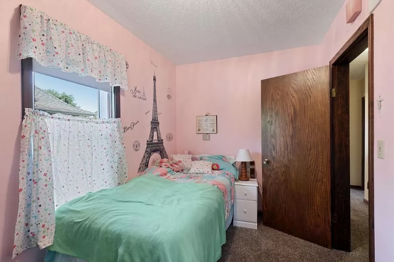 Building Photo - 212 Lake St E